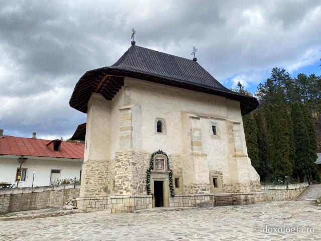 Biserica veche - Mănăstirea Pângărați în ajunul hramului istoric „Sfântul Mare Mucenic Dimitrie”