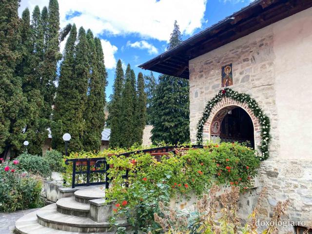 Mănăstirea Pângărați în ajunul hramului istoric „Sfântul Mare Mucenic Dimitrie”