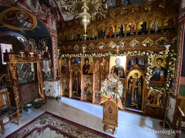 Interior biserica veche - Mănăstirea Pângărați în ajunul hramului istoric „Sfântul Mare Mucenic Dimitrie”