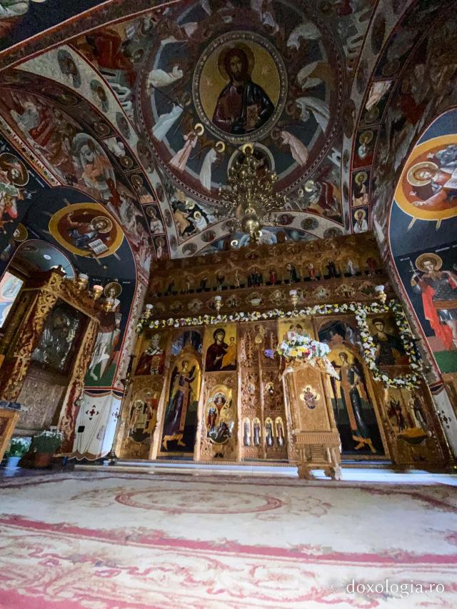 Interior biserica veche - Mănăstirea Pângărați în ajunul hramului istoric „Sfântul Mare Mucenic Dimitrie”