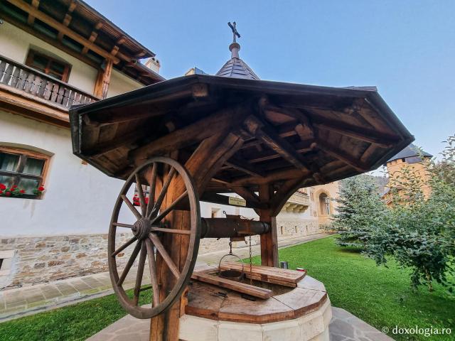 Fântana Sfântului Iocob Puteanul - Mănăstirea Putna – prima ctitorie a Sfântului Ștefan cel Mare