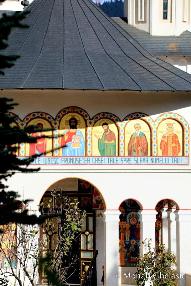 Mănăstirea Sihăstria îmbrăcată în culorile toamnei