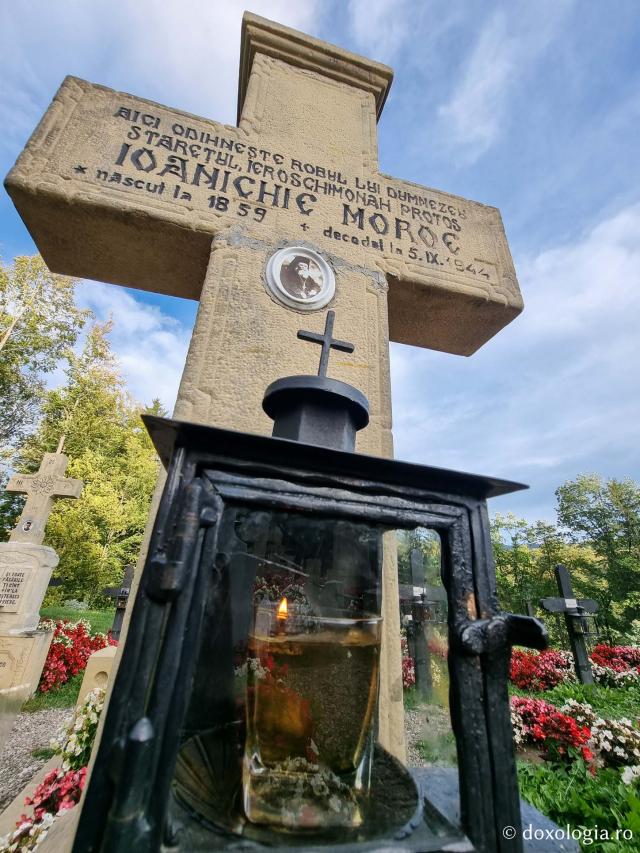 Mormântul Părintelui Ioanichie Moroi