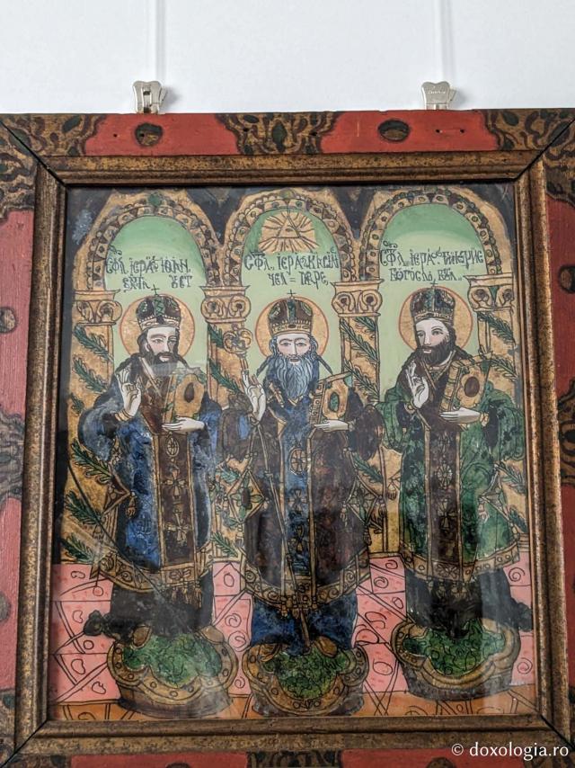 Sfinții Trei Ierarhi - Muzeul de icoane pe sticlă „Părintele Zosim Oancea” din Sibiel