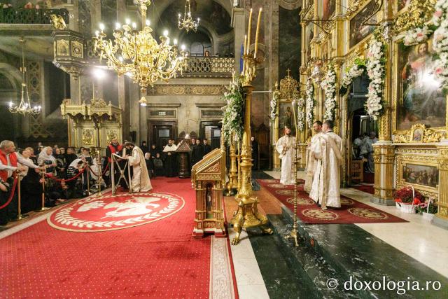 În seara zilei de vineri, 13 octombrie, la Catedrala Mitropolitană din Iași, s-a săvârșit slujba de priveghere închinată Sfintei Cuvioase Parascheva (Vecernia, Litia, Utrenia și Sfânta Liturghie).