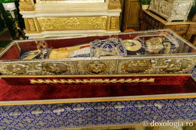Procesiunea scoaterii spre închinare a moaștelor Sfintei Cuvioase Parascheva / Foto: pr. Silviu Cluci Procesiunea scoaterii spre închinare a moaștelor Sfintei Cuvioase Parascheva