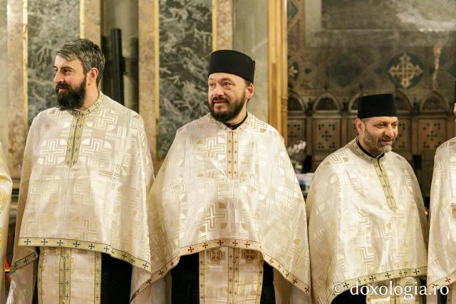 Procesiunea scoaterii spre închinare a moaștelor Sfintei Cuvioase Parascheva / Foto: pr. Silviu Cluci Procesiunea scoaterii spre închinare a moaștelor Sfintei Cuvioase Parascheva