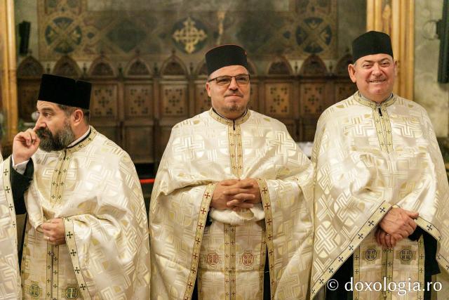 Procesiunea scoaterii spre închinare a moaștelor Sfintei Cuvioase Parascheva / Foto: pr. Silviu Cluci Procesiunea scoaterii spre închinare a moaștelor Sfintei Cuvioase Parascheva