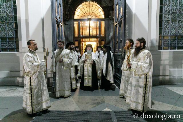 Procesiunea scoaterii spre închinare a moaștelor Sfintei Cuvioase Parascheva / Foto: pr. Silviu Cluci Procesiunea scoaterii spre închinare a moaștelor Sfintei Cuvioase Parascheva