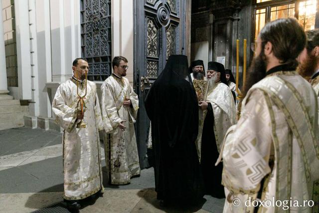 Procesiunea scoaterii spre închinare a moaștelor Sfintei Cuvioase Parascheva / Foto: pr. Silviu Cluci Procesiunea scoaterii spre închinare a moaștelor Sfintei Cuvioase Parascheva