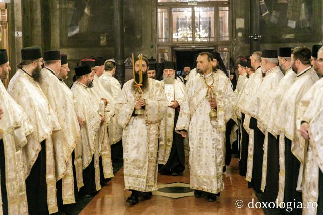 Procesiunea scoaterii spre închinare a moaștelor Sfintei Cuvioase Parascheva / Foto: pr. Silviu Cluci Procesiunea scoaterii spre închinare a moaștelor Sfintei Cuvioase Parascheva