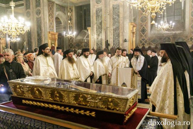 Procesiunea scoaterii spre închinare a moaștelor Sfintei Cuvioase Parascheva / Foto: pr. Silviu Cluci Procesiunea scoaterii spre închinare a moaștelor Sfintei Cuvioase Parascheva