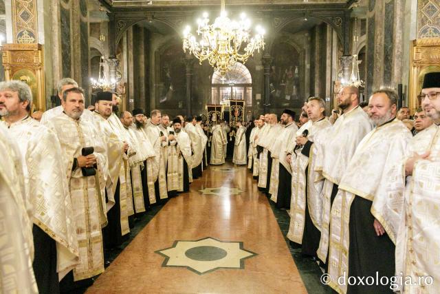 Procesiunea scoaterii spre închinare a moaștelor Sfintei Cuvioase Parascheva / Foto: pr. Silviu Cluci Procesiunea scoaterii spre închinare a moaștelor Sfintei Cuvioase Parascheva
