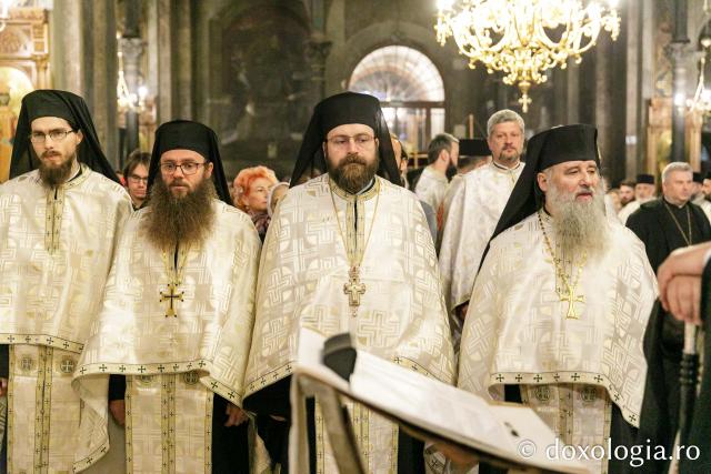 Procesiunea scoaterii spre închinare a moaștelor Sfintei Cuvioase Parascheva / Foto: pr. Silviu Cluci Procesiunea scoaterii spre închinare a moaștelor Sfintei Cuvioase Parascheva