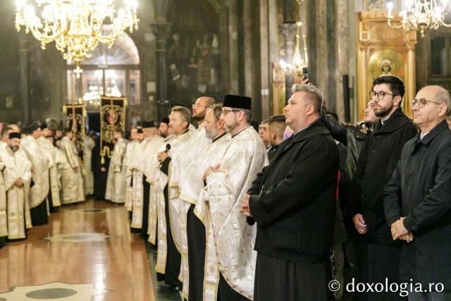 Procesiunea scoaterii spre închinare a moaștelor Sfintei Cuvioase Parascheva / Foto: pr. Silviu Cluci Procesiunea scoaterii spre închinare a moaștelor Sfintei Cuvioase Parascheva