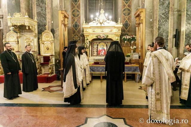 Procesiunea scoaterii spre închinare a moaștelor Sfintei Cuvioase Parascheva / Foto: pr. Silviu Cluci Procesiunea scoaterii spre închinare a moaștelor Sfintei Cuvioase Parascheva