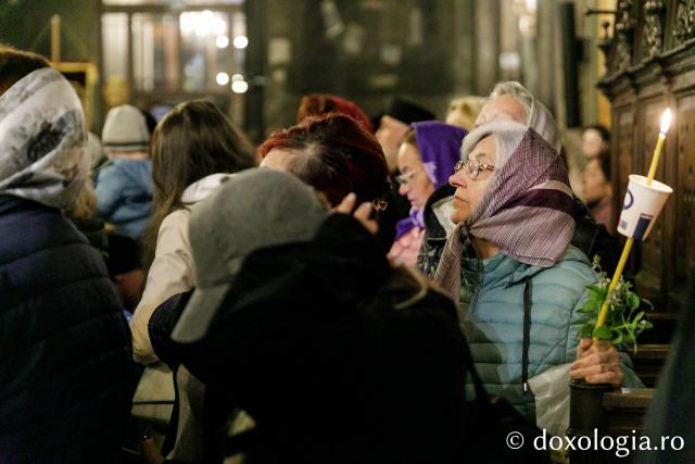 Procesiunea scoaterii spre închinare a moaștelor Sfintei Cuvioase Parascheva / Foto: pr. Silviu Cluci Procesiunea scoaterii spre închinare a moaștelor Sfintei Cuvioase Parascheva