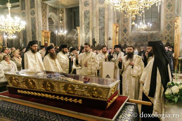 Procesiunea scoaterii spre închinare a moaștelor Sfintei Cuvioase Parascheva / Foto: pr. Silviu Cluci Procesiunea scoaterii spre închinare a moaștelor Sfintei Cuvioase Parascheva