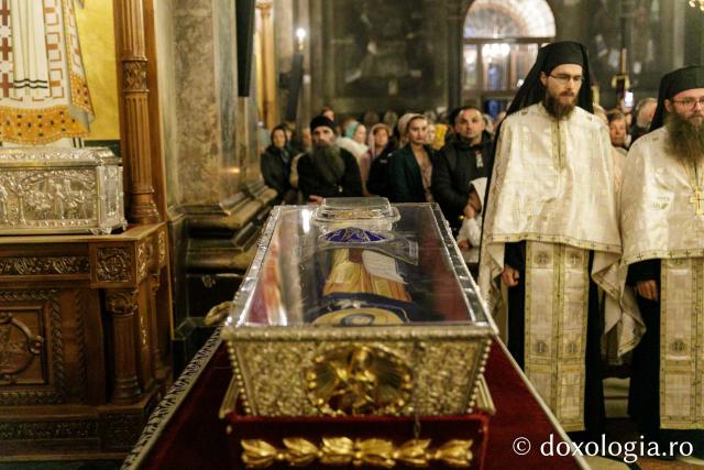 Procesiunea scoaterii spre închinare a moaștelor Sfintei Cuvioase Parascheva / Foto: pr. Silviu Cluci Procesiunea scoaterii spre închinare a moaștelor Sfintei Cuvioase Parascheva