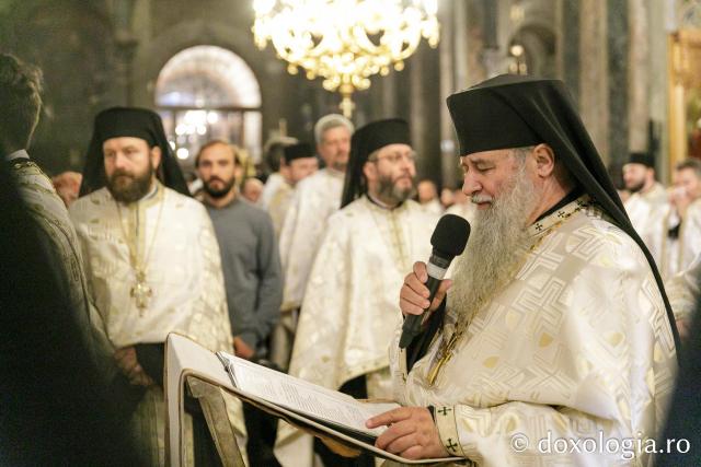Procesiunea scoaterii spre închinare a moaștelor Sfintei Cuvioase Parascheva / Foto: pr. Silviu Cluci Procesiunea scoaterii spre închinare a moaștelor Sfintei Cuvioase Parascheva