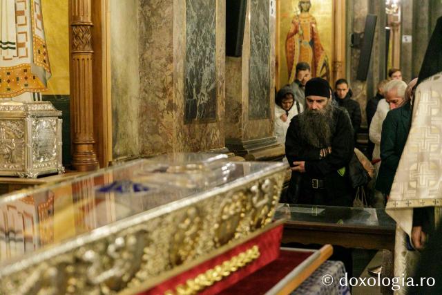 Procesiunea scoaterii spre închinare a moaștelor Sfintei Cuvioase Parascheva / Foto: pr. Silviu Cluci Procesiunea scoaterii spre închinare a moaștelor Sfintei Cuvioase Parascheva