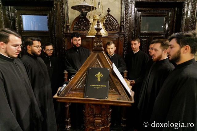 Procesiunea scoaterii spre închinare a moaștelor Sfintei Cuvioase Parascheva / Foto: pr. Silviu Cluci Procesiunea scoaterii spre închinare a moaștelor Sfintei Cuvioase Parascheva