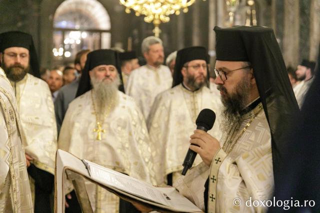 Procesiunea scoaterii spre închinare a moaștelor Sfintei Cuvioase Parascheva / Foto: pr. Silviu Cluci Procesiunea scoaterii spre închinare a moaștelor Sfintei Cuvioase Parascheva
