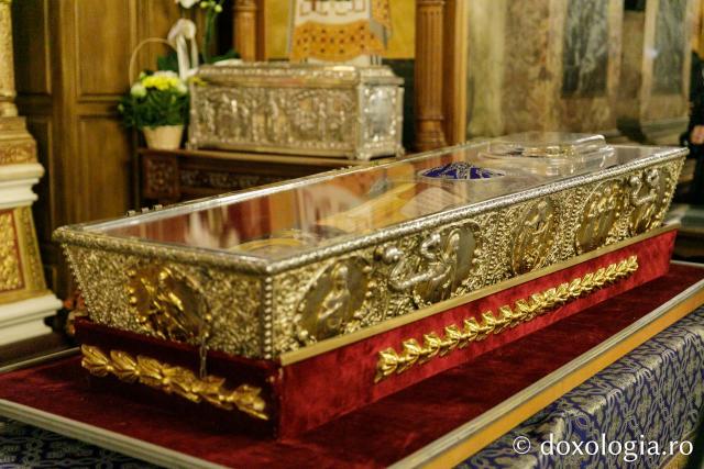 Procesiunea scoaterii spre închinare a moaștelor Sfintei Cuvioase Parascheva / Foto: pr. Silviu Cluci Procesiunea scoaterii spre închinare a moaștelor Sfintei Cuvioase Parascheva