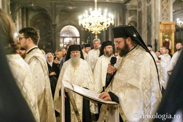 Procesiunea scoaterii spre închinare a moaștelor Sfintei Cuvioase Parascheva / Foto: pr. Silviu Cluci Procesiunea scoaterii spre închinare a moaștelor Sfintei Cuvioase Parascheva