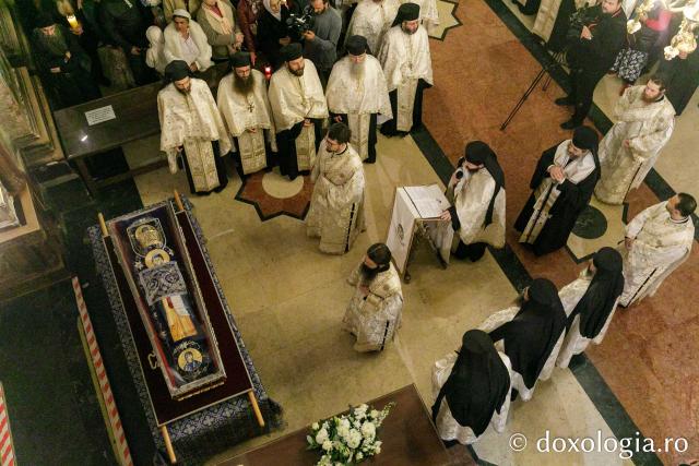 Procesiunea scoaterii spre închinare a moaștelor Sfintei Cuvioase Parascheva / Foto: pr. Silviu Cluci Procesiunea scoaterii spre închinare a moaștelor Sfintei Cuvioase Parascheva