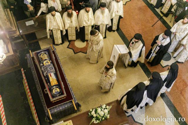 Procesiunea scoaterii spre închinare a moaștelor Sfintei Cuvioase Parascheva / Foto: pr. Silviu Cluci Procesiunea scoaterii spre închinare a moaștelor Sfintei Cuvioase Parascheva