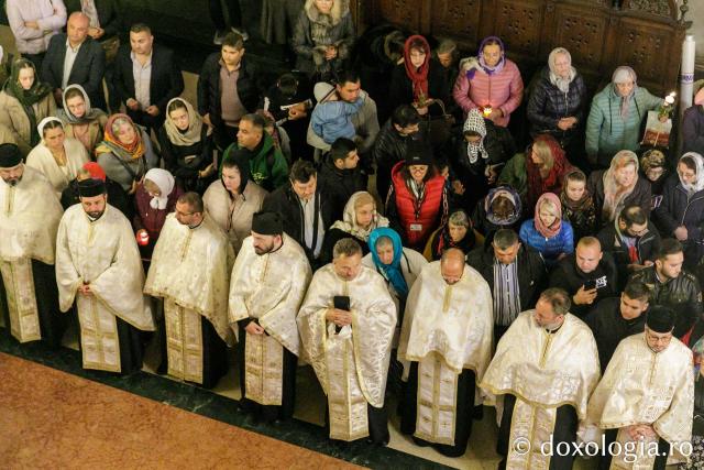 Procesiunea scoaterii spre închinare a moaștelor Sfintei Cuvioase Parascheva / Foto: pr. Silviu Cluci Procesiunea scoaterii spre închinare a moaștelor Sfintei Cuvioase Parascheva
