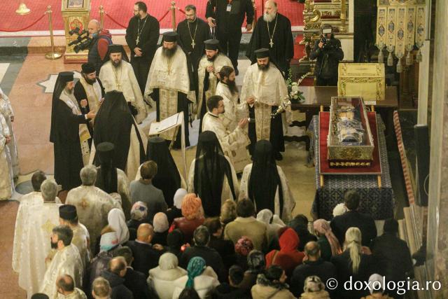 Procesiunea scoaterii spre închinare a moaștelor Sfintei Cuvioase Parascheva / Foto: pr. Silviu Cluci Procesiunea scoaterii spre închinare a moaștelor Sfintei Cuvioase Parascheva