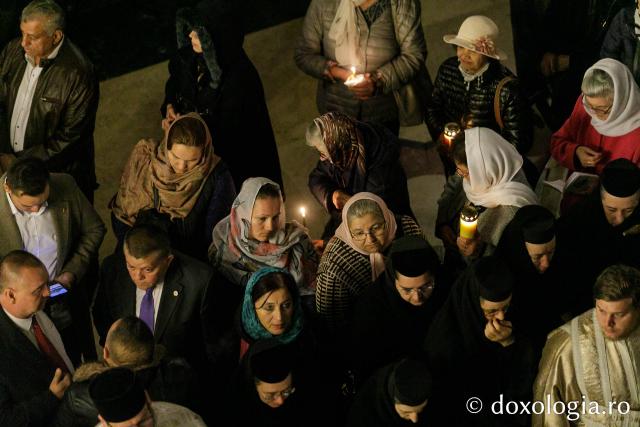 Procesiunea scoaterii spre închinare a moaștelor Sfintei Cuvioase Parascheva / Foto: pr. Silviu Cluci Procesiunea scoaterii spre închinare a moaștelor Sfintei Cuvioase Parascheva
