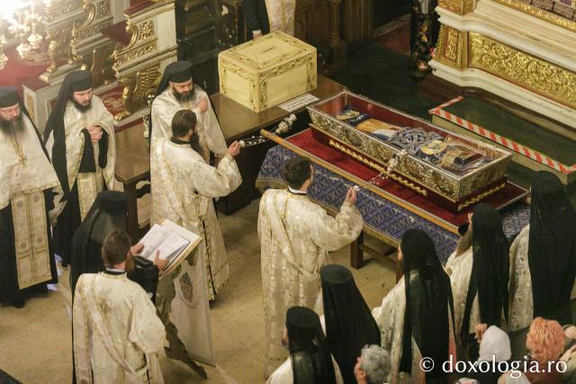 Procesiunea scoaterii spre închinare a moaștelor Sfintei Cuvioase Parascheva / Foto: pr. Silviu Cluci Procesiunea scoaterii spre închinare a moaștelor Sfintei Cuvioase Parascheva