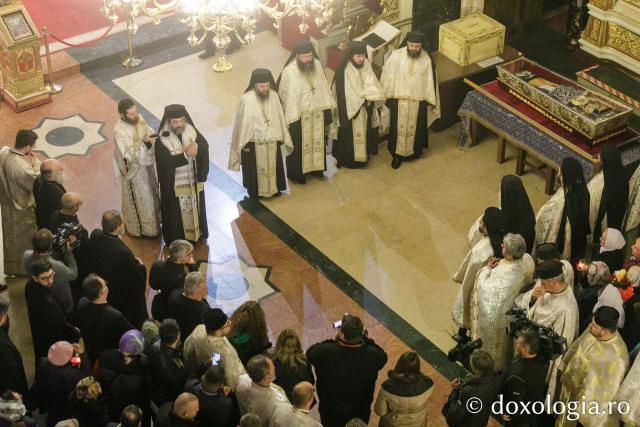 Procesiunea scoaterii spre închinare a moaștelor Sfintei Cuvioase Parascheva / Foto: pr. Silviu Cluci Procesiunea scoaterii spre închinare a moaștelor Sfintei Cuvioase Parascheva