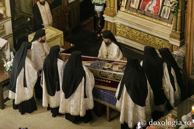 Procesiunea scoaterii spre închinare a moaștelor Sfintei Cuvioase Parascheva / Foto: pr. Silviu Cluci Procesiunea scoaterii spre închinare a moaștelor Sfintei Cuvioase Parascheva