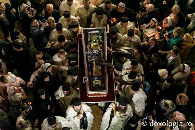 Procesiunea scoaterii spre închinare a moaștelor Sfintei Cuvioase Parascheva / Foto: pr. Silviu Cluci Procesiunea scoaterii spre închinare a moaștelor Sfintei Cuvioase Parascheva