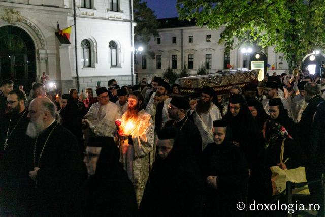 Procesiunea scoaterii spre închinare a moaștelor Sfintei Cuvioase ParaschevaProcesiunea scoaterii spre închinare a moaștelor Sfintei Cuvioase Parascheva