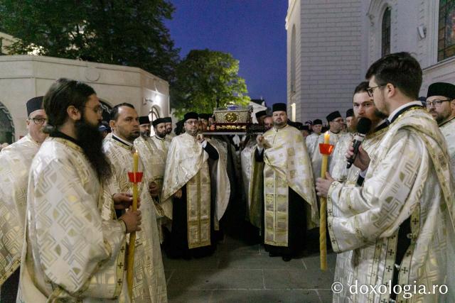 Procesiunea scoaterii spre închinare a moaștelor Sfintei Cuvioase Parascheva / Foto: pr. Silviu Cluci Procesiunea scoaterii spre închinare a moaștelor Sfintei Cuvioase Parascheva