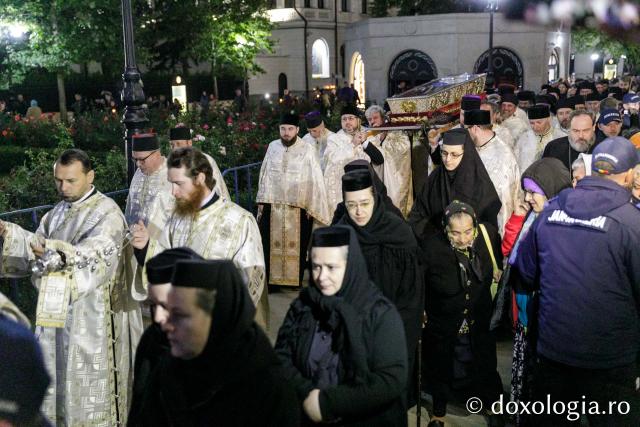 Procesiunea scoaterii spre închinare a moaștelor Sfintei Cuvioase Parascheva / Foto: pr. Silviu Cluci Procesiunea scoaterii spre închinare a moaștelor Sfintei Cuvioase Parascheva