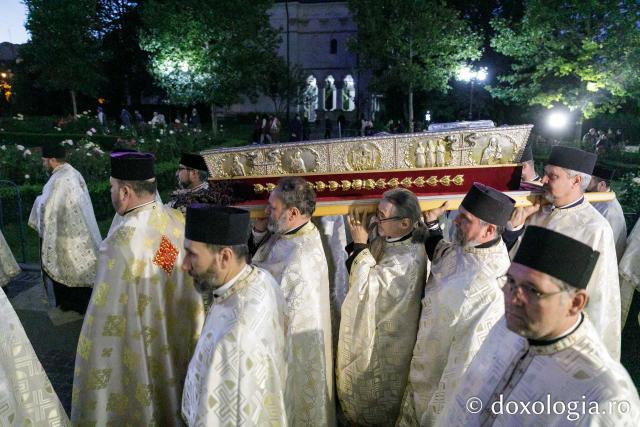 Procesiunea scoaterii spre închinare a moaștelor Sfintei Cuvioase Parascheva