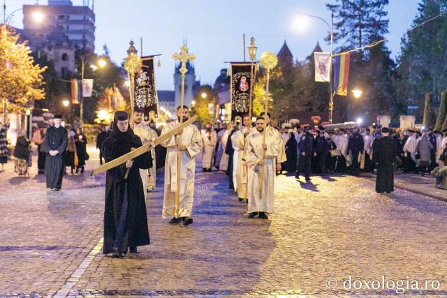 Procesiunea scoaterii spre închinare a moaștelor Sfintei Cuvioase Parascheva