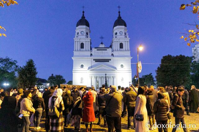 Procesiunea scoaterii spre închinare a moaștelor Sfintei Cuvioase Parascheva