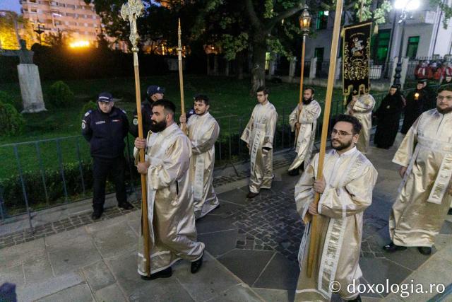 Procesiunea scoaterii spre închinare a moaștelor Sfintei Cuvioase Parascheva / Foto: pr. Silviu Cluci Procesiunea scoaterii spre închinare a moaștelor Sfintei Cuvioase Parascheva