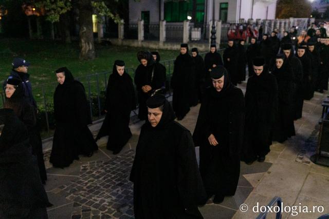 Procesiunea scoaterii spre închinare a moaștelor Sfintei Cuvioase Parascheva