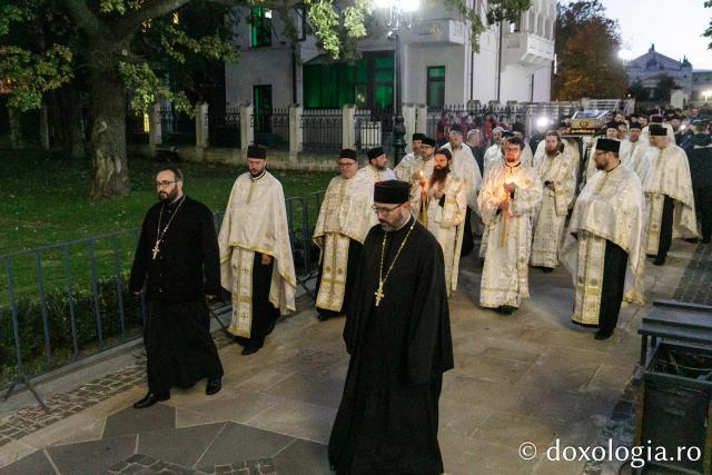 Procesiunea scoaterii spre închinare a moaștelor Sfintei Cuvioase Parascheva