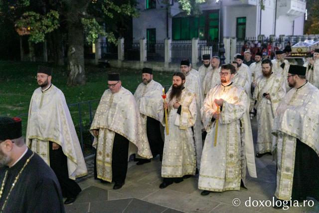 Procesiunea scoaterii spre închinare a moaștelor Sfintei Cuvioase Parascheva