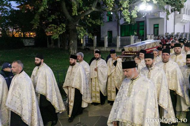 Procesiunea scoaterii spre închinare a moaștelor Sfintei Cuvioase Parascheva