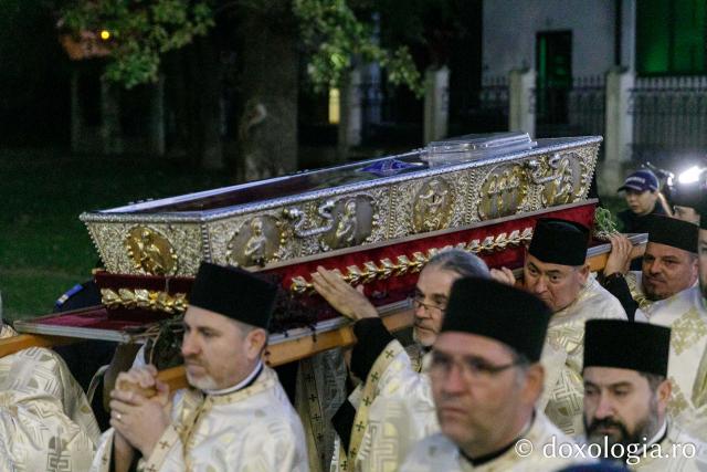 Procesiunea scoaterii spre închinare a moaștelor Sfintei Cuvioase Parascheva / Foto: pr. Silviu Cluci Procesiunea scoaterii spre închinare a moaștelor Sfintei Cuvioase Parascheva